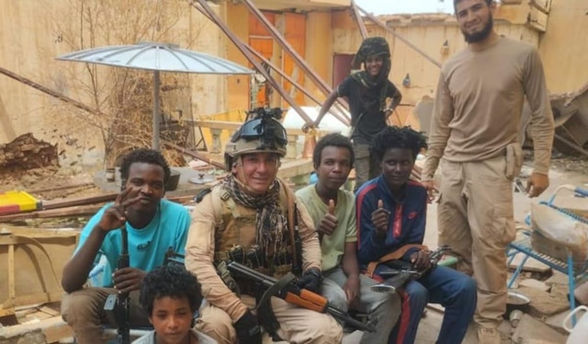 Según el Departamento del Tesoro de EE.UU. (OFAC), Álvaro Andrés Quijano Becerra fue incluido en la Lista Clinton el 9 de diciembre de 2025 por su rol en una red que recluta exmilitares colombianos para entrenar y combatir con las Fuerzas de Apoyo Rápido (RSF) en la guerra civil de Sudán.