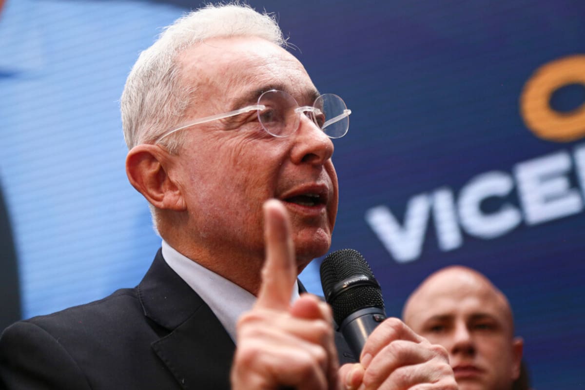 Tras la derrota del Centro Democrático, el expresidente Álvaro Uribe Vélez anunció su apoyo oficial a Abelardo De la Espriella para la segunda vuelta presidencial. "Elijamos presidente al doctor Abelardo de la Espriella", declaró el exmandatario.
