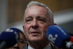 Víctimas anuncian acciones legales para tumbar la absolución en el caso de Álvaro Uribe