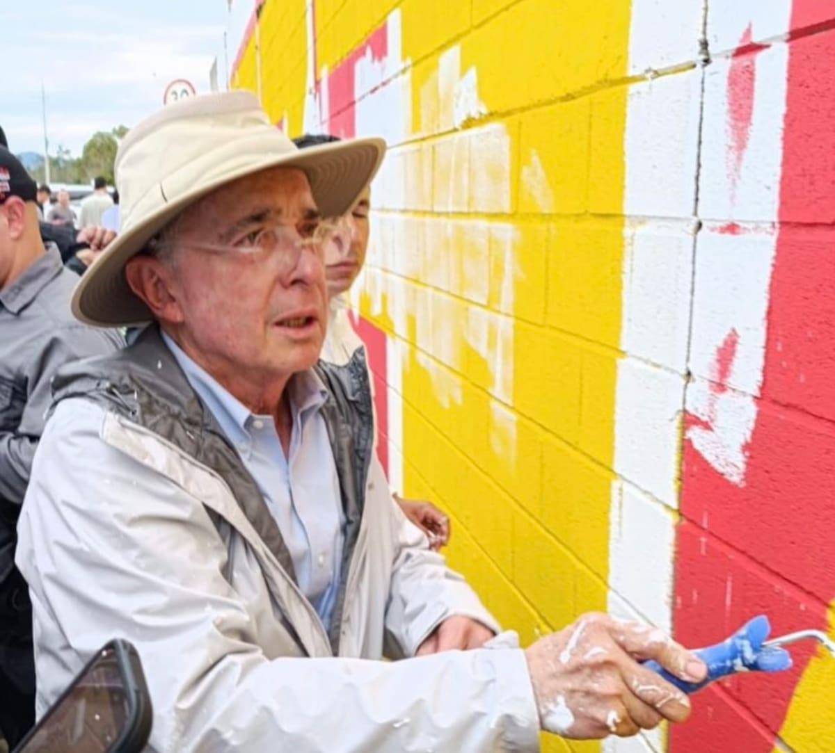El expresidente Álvaro Uribe ayudó a borrar el mural pintado a las afuera de su casa en Llanogrande.