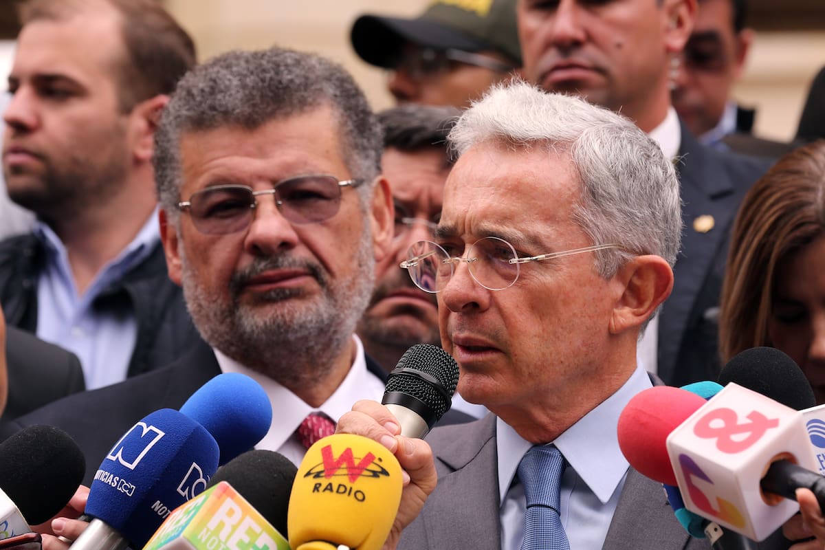 Foto de archivo del expresidente Álvaro Uribe (d), habla con los medios de comunicación acompañado por el abogado Jaime Granados (i). EFE/VANGUARDIA
