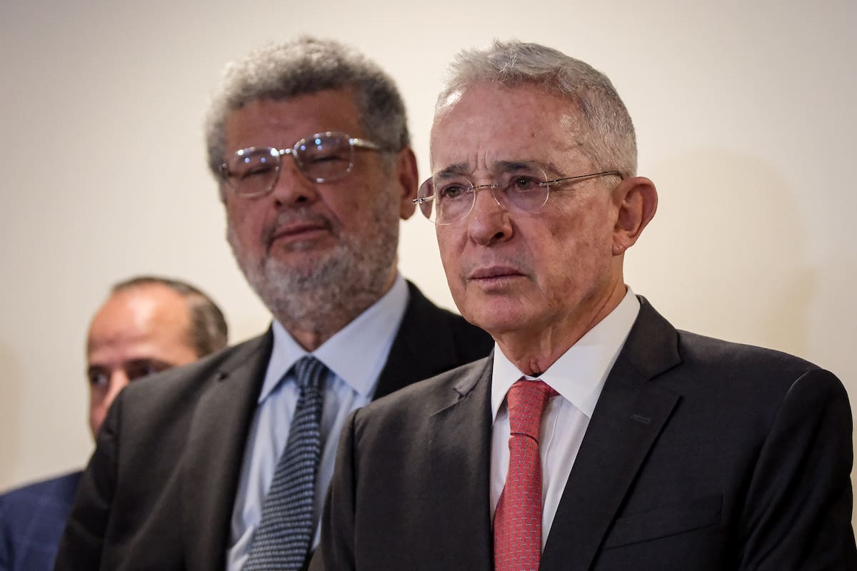Álvaro Uribe Vélez junto a su abogado, Jaime Granados, quien lidera la estrategia de defensa tras la decisión de la Fiscalía de citar al expresidente a indagatoria.