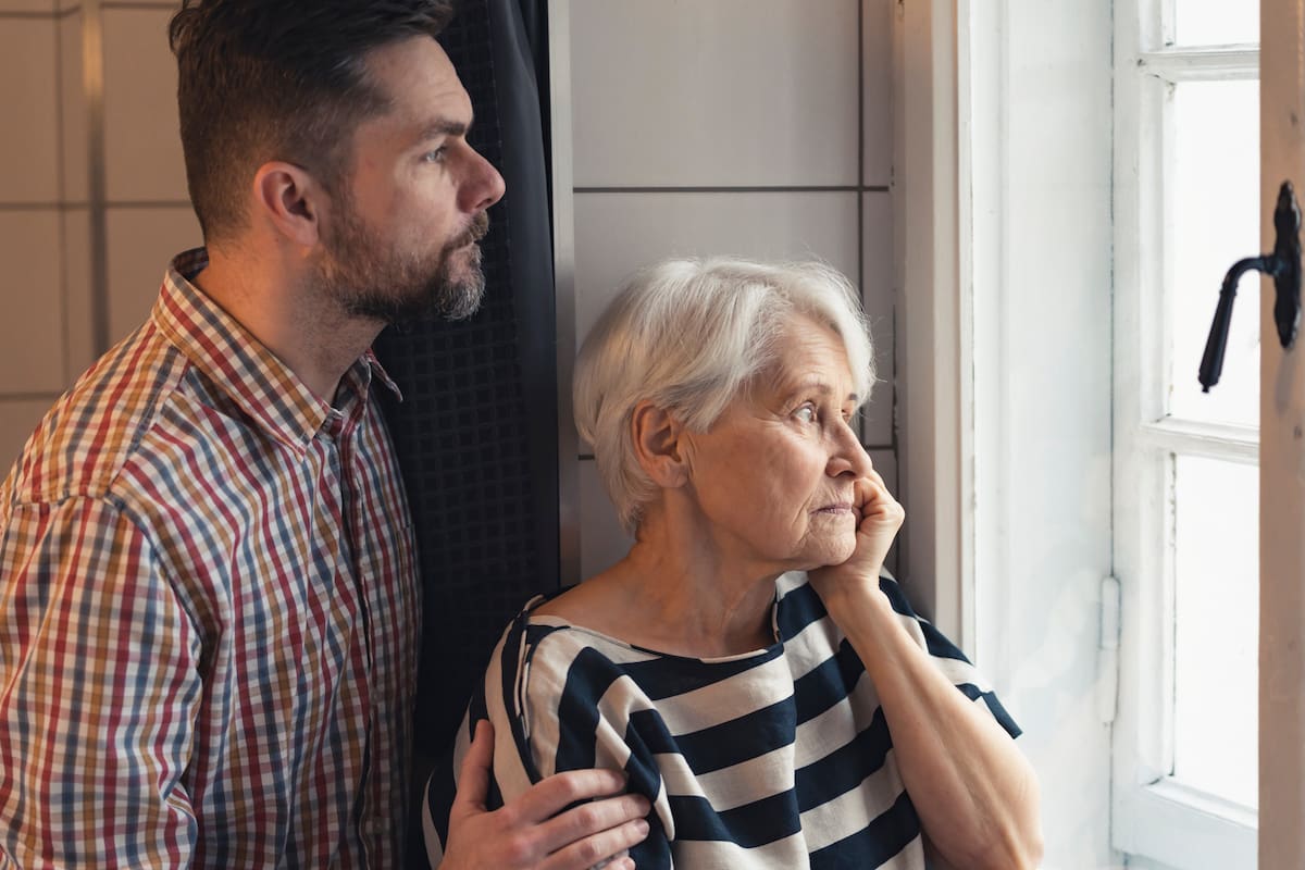 Olvidar vivencias o tener problemas al recordar a familiares son señales de alerta claves para la demencia y el Alzheimer.