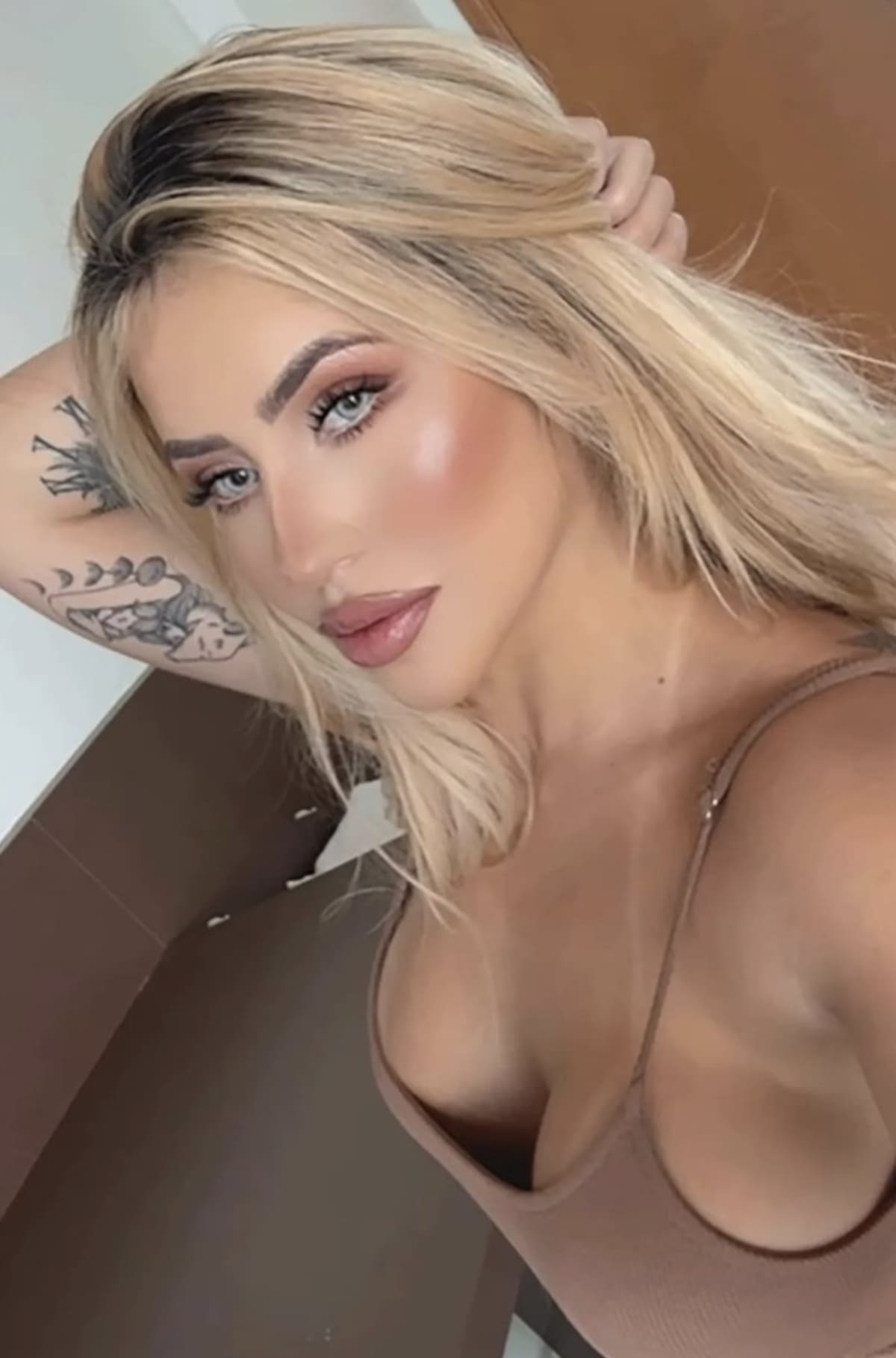 Amanda de Almeida Arantes, una reconocida creadora de contenido, fue atacada a quemarropa por sicarios en moto mientras participaba en la procesión fúnebre en Baependi, Brasil.