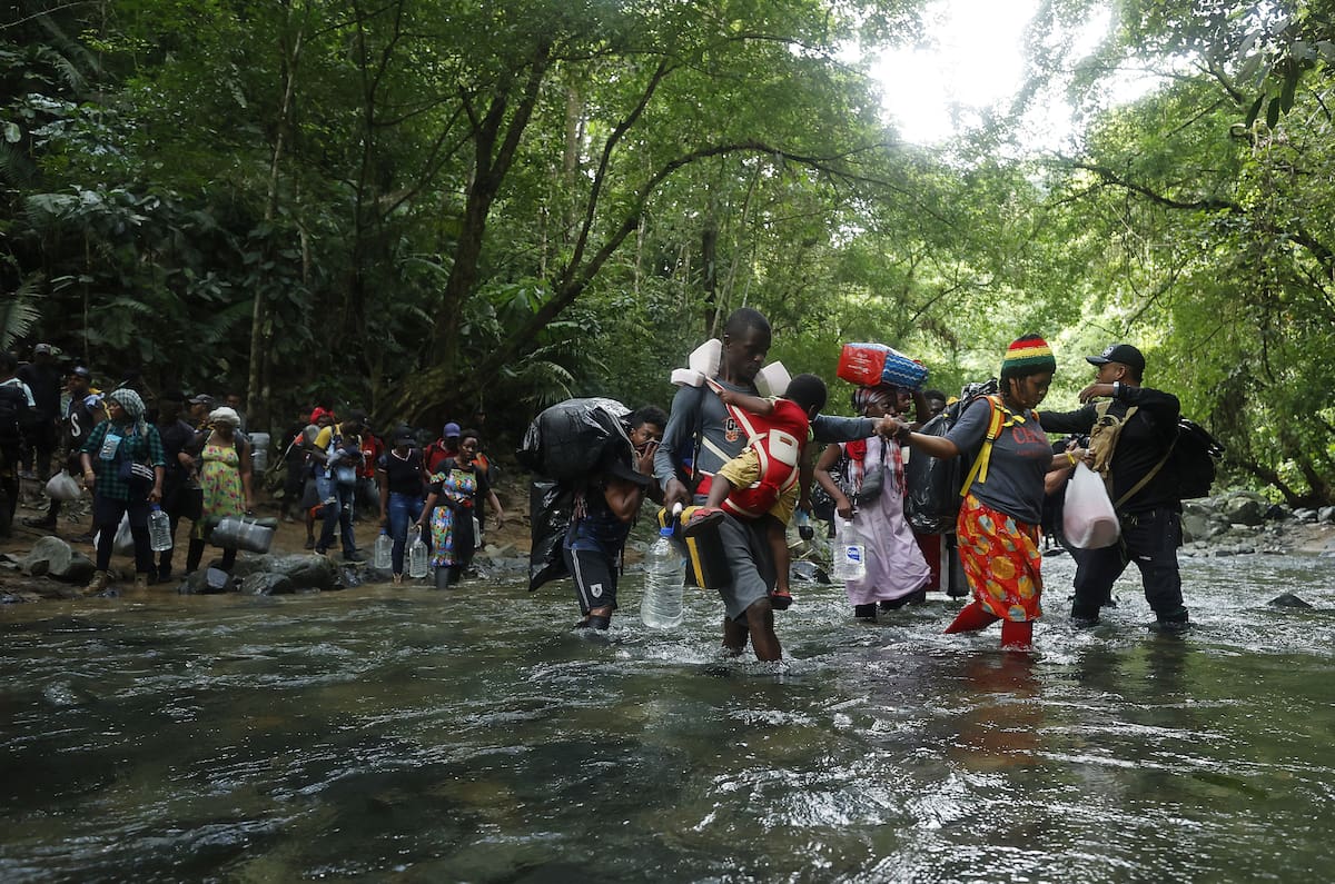 AME5066. ACANDÍ (COLOMBIA), 19/06/2024.- Fotografía de archivo fechada el 28 de septiembre de 2021 que muestra a migrantes haitianos en su camino hacia Panamá por el Tapón del Darién en Acandi (Colombia). En América Latina y el Caribe hay 23 millones de personas refugiadas, desplazadas internas o apátridas como consecuencia de seis grandes crisis humanitarias que ponen a la región en una emergencia sin precedentes, según cifras divulgadas por ACNUR en vísperas del Día Mundial del Refugiado. EFE/ Mauricio Dueñas Castañeda ARCHIVO