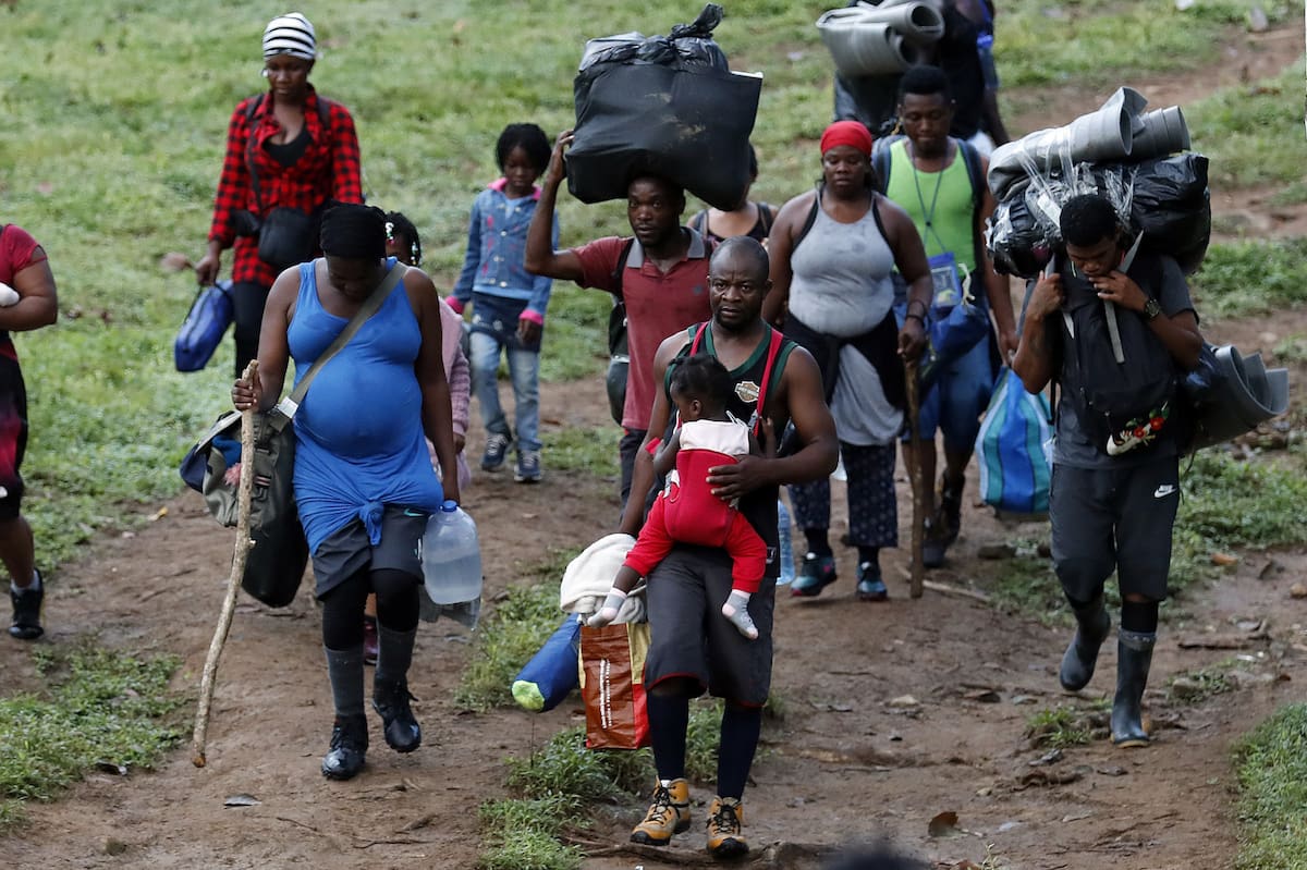 AME5068. ACANDÍ (COLOMBIA), 19/06/2024.- Fotografía de archivo fechada el 28 de septiembre de 2021 que muestra a migrantes haitianos en su camino hacia Panamá por el Tapón del Darién en Acandi (Colombia). En América Latina y el Caribe hay 23 millones de personas refugiadas, desplazadas internas o apátridas como consecuencia de seis grandes crisis humanitarias que ponen a la región en una emergencia sin precedentes, según cifras divulgadas por ACNUR en vísperas del Día Mundial del Refugiado. EFE/ Mauricio Dueñas Castañeda ARCHIVO