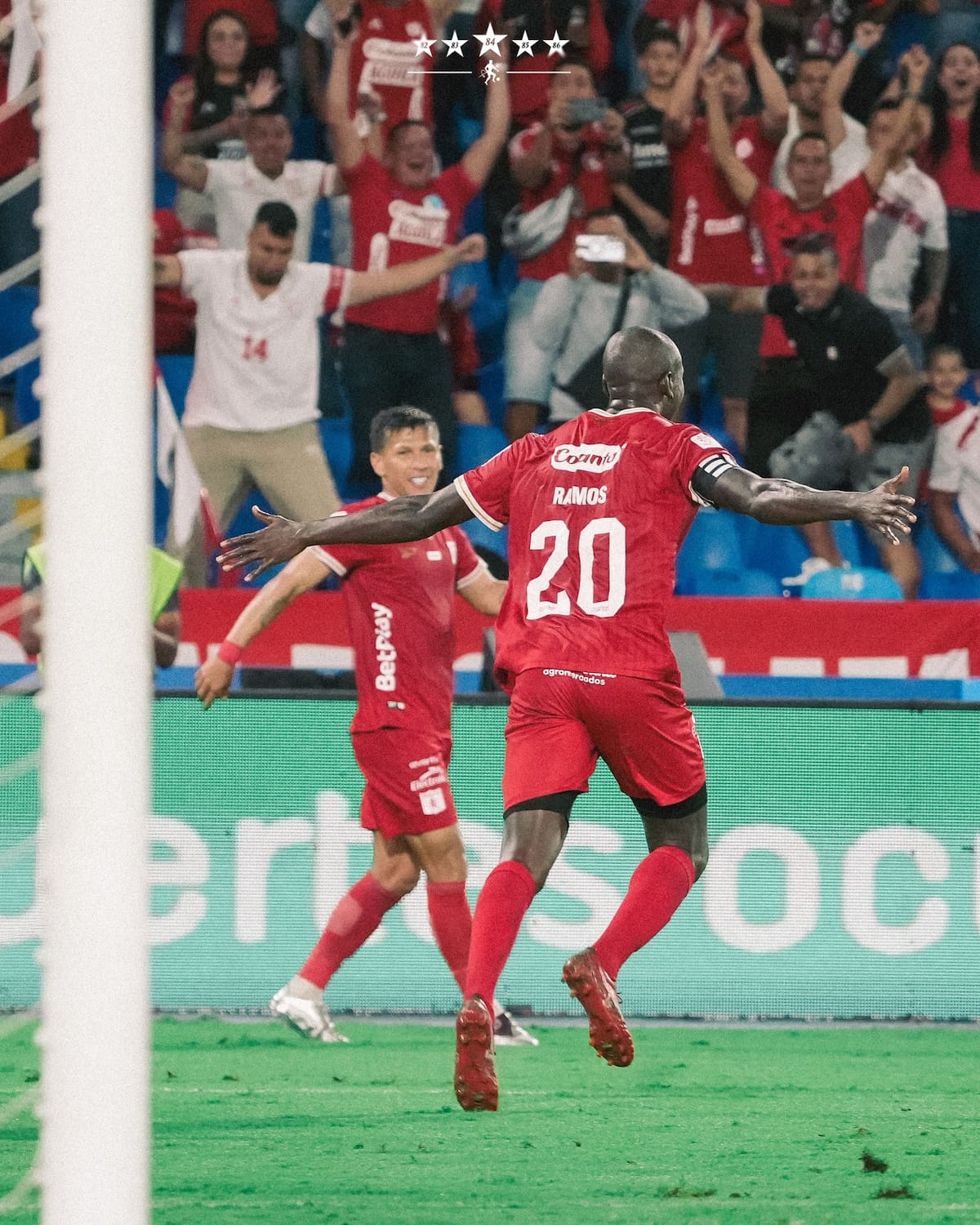 América quedó a un paso de la clasificación a los cuartos de final de la Liga BetPlay I de 2026, después de vencer 3-1 a Millonarios, en la fecha 17 de la Liga BetPlay I de 2026. Foto: América de Cali.