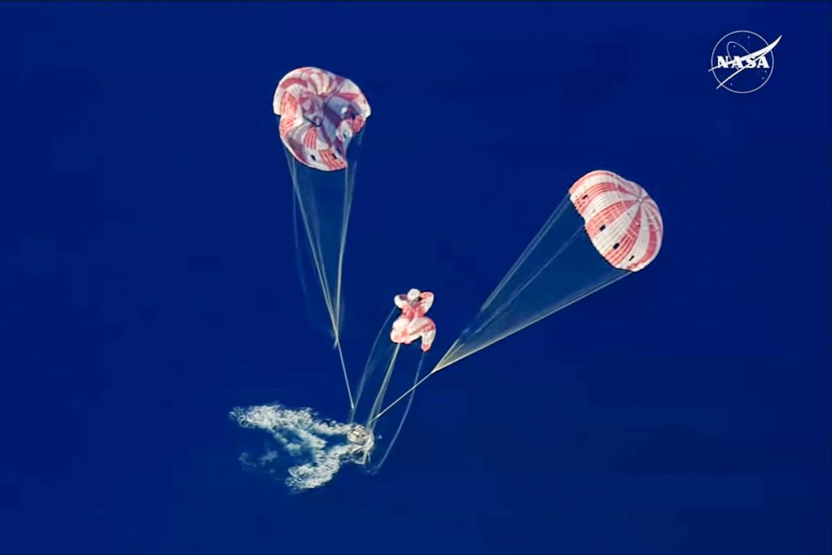 Captura de imagen de una transmisión de la NASA de la capsula Orión, con los tripulantes de Artemis II, luego de amerizar en el Pacífico este viernes.
Foto: EFE/ NASA.
