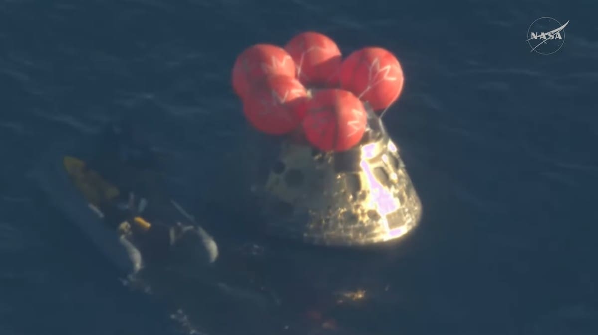 Captura de imagen de una transmisión de la NASA de la capsula Orión, con los tripulantes de Artemis II, luego de amerizar este viernes, en el Pacífico frente a la costa de California (EE.UU.).
Foto: NASA