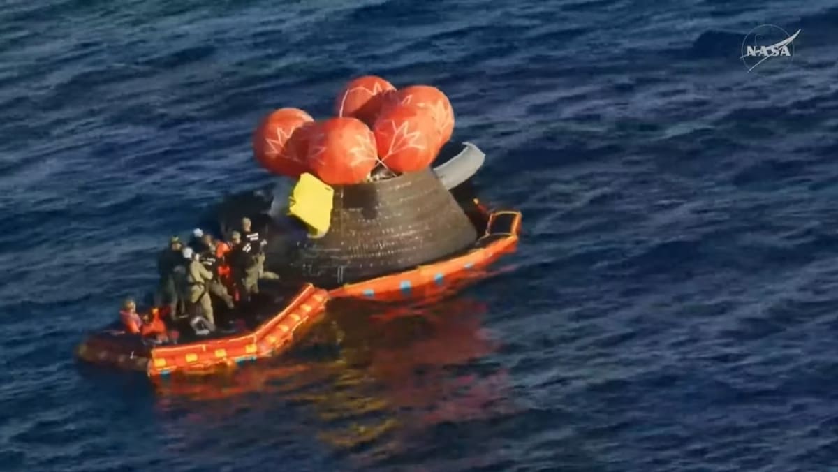 Tripulantes de Artemis II saliendo de la capsula Orión, luego de amerizar este viernes, en el Pacífico frente a la costa de California.
Foto: captura de video.