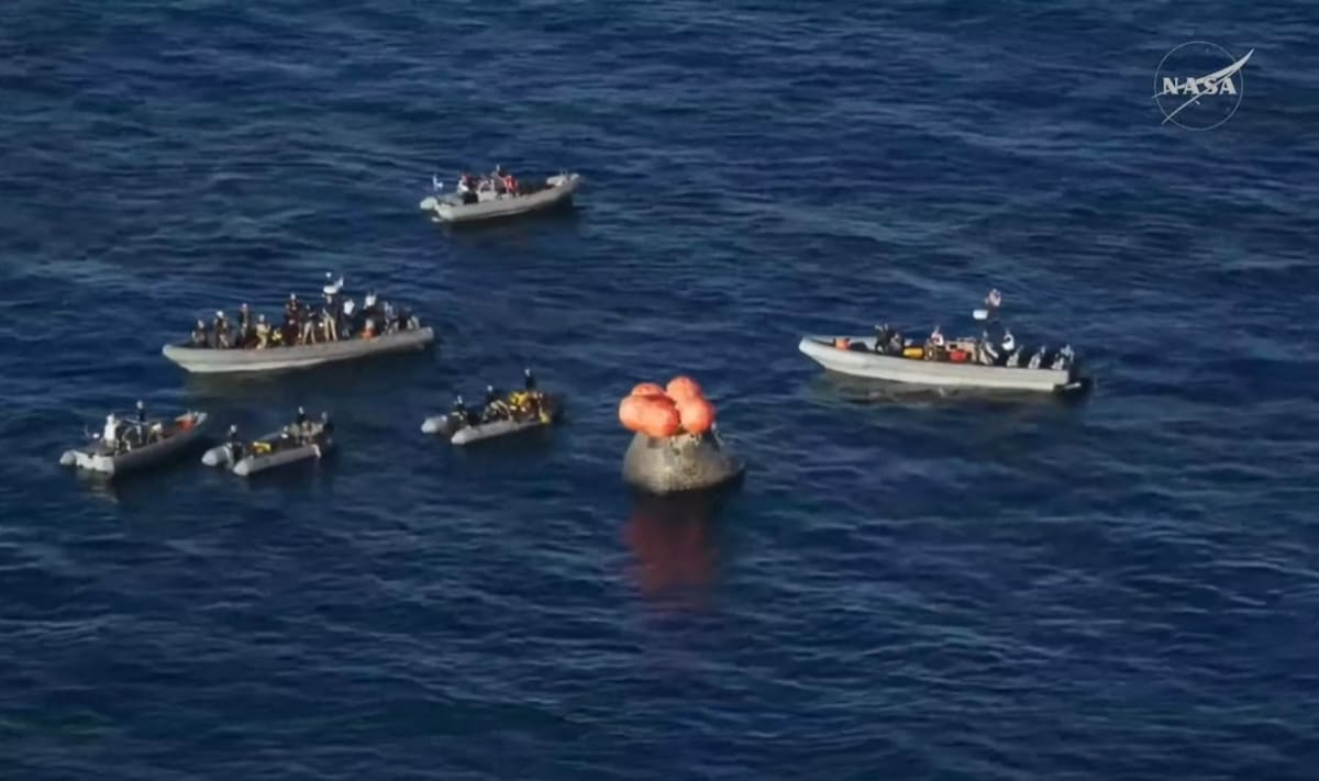 Captura de imagen de una transmisión de la NASA de botes cerca a la capsula Orión, con los tripulantes de Artemis II, luego de amerizar este viernes, en el Pacífico frente a la costa de California (EE.UU.).
Foto: NASA.