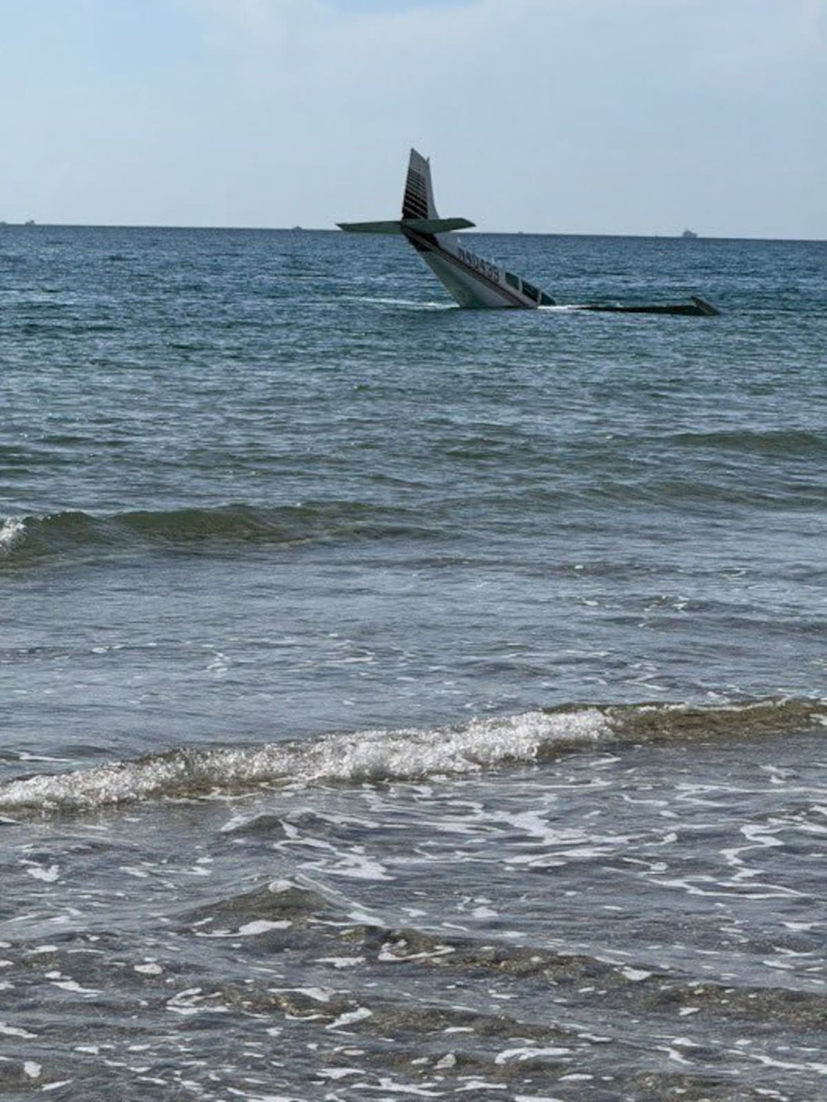 Viajaba sola rumbo a Bahamas cuando su avioneta aterrizó en el océano. Un salvavidas la ayudó a llegar a la playa.
