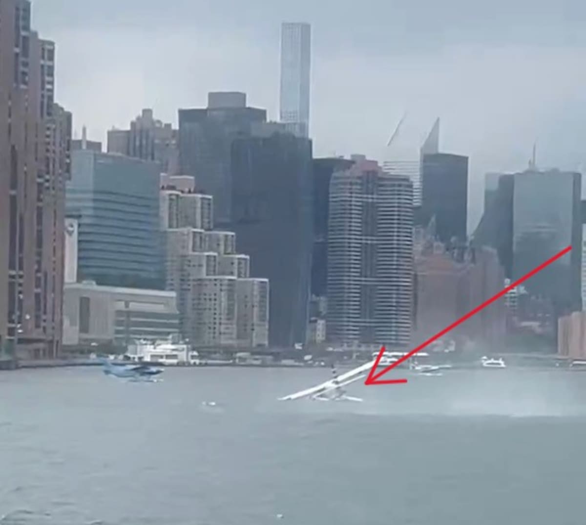 Un hidroavión realizó un aterrizaje forzoso y se estrelló en el East River, costa este de Manhattan, el domingo 5 de julio de 2026, lo que provocó una gran movilización de los servicios de emergencia.