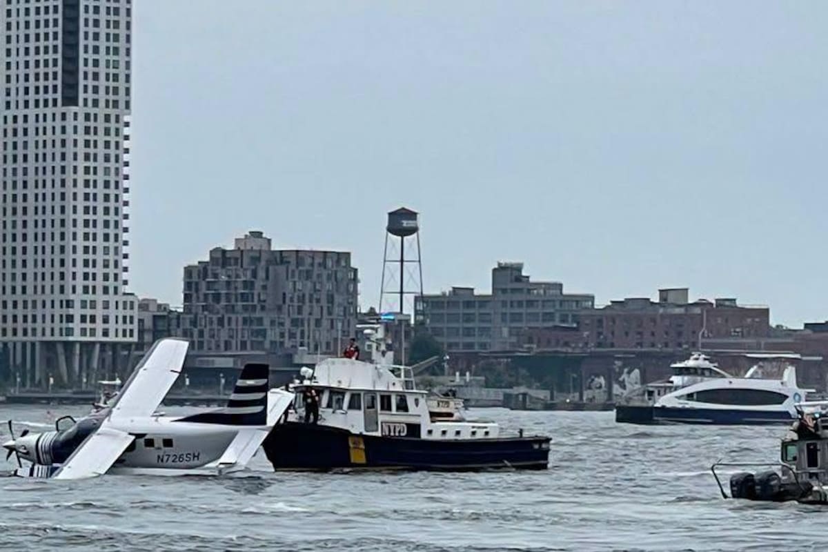 Susto en el East River: Hidroavión realiza amerizaje forzoso en Nueva York y deja dos heridos leves.