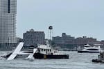 Así fue el dramático momento en que un hidroavión ameriza en el East River de Nueva York