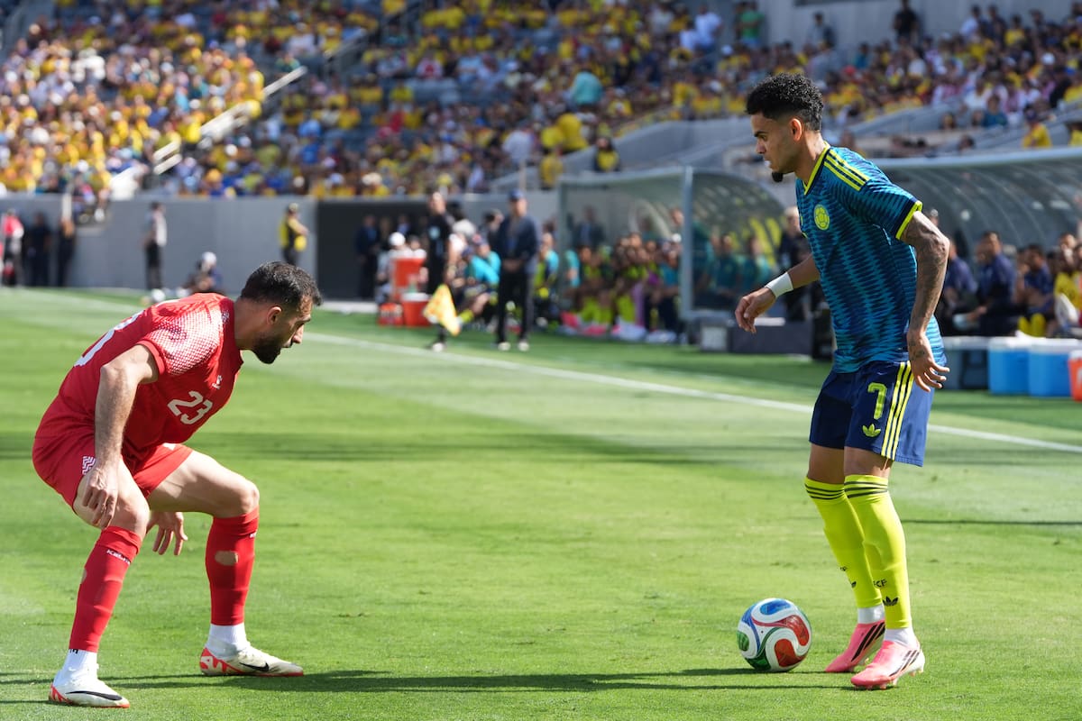 AME9585. SAN DIEGO (ESTADOS UNIDOS), 07/06/2026.- Luis Díaz (d) de Colombia disputa un balón con Ehsan Haddad de Jordania este domingo, en un partido amistoso entre Colombia y Jordania en el estadio Snapdragon de San Diego (EE.UU.). EFE/ Omar Alonso