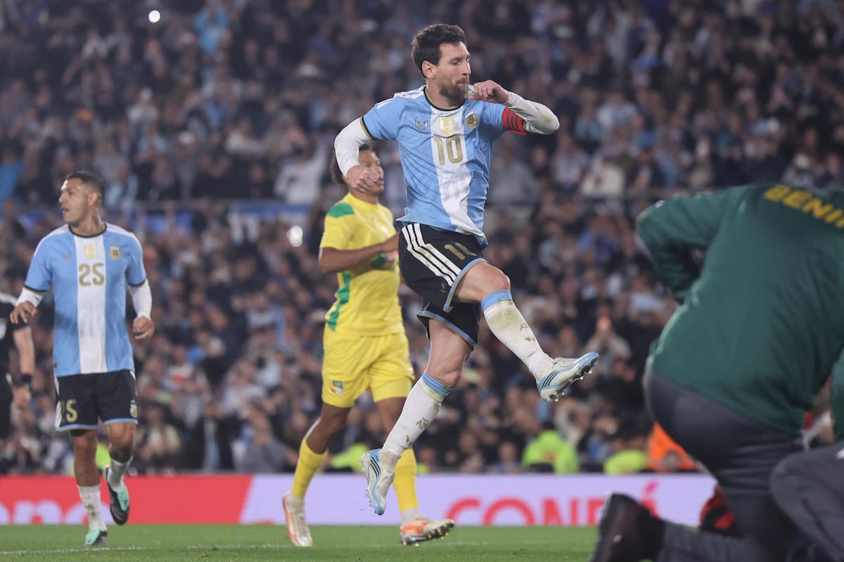 AME3557. BUENOS AIRES (ARGENTINA), 06/10/2026.- Lionel Messi de Argentina celebra su gol este martes, en un partido Amistoso Internacional entre Argentina y Benín en el estadio Monumental, en Buenos Aires (Argentina). EFE/ Juan Ignacio Roncoroni