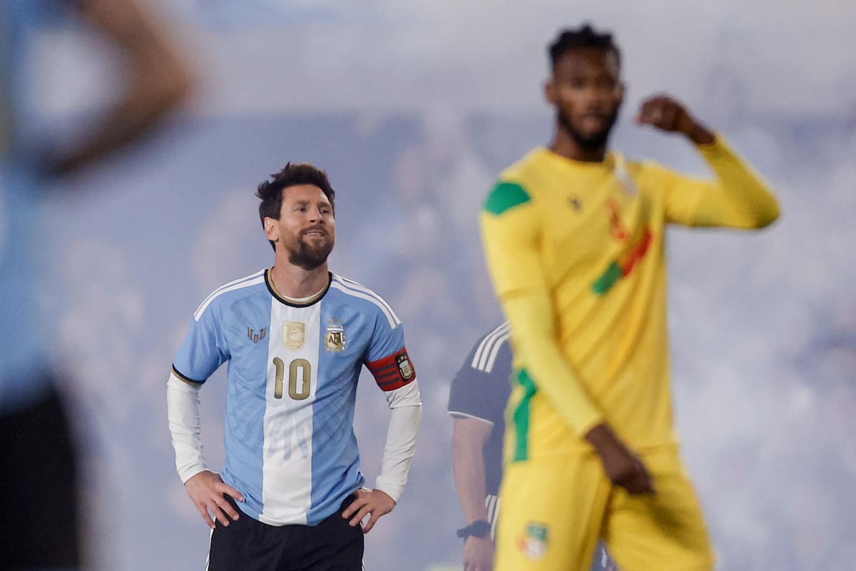 AME3502. BUENOS AIRES (ARGENTINA), 06/10/2026.- Lionel Messi (i) de Argentina reacciona este martes, en un partido amistoso internacional entre Argentina y Benín en el estadio Monumental, en Buenos Aires (Argentina). EFE/ Juan Ignacio Roncoroni