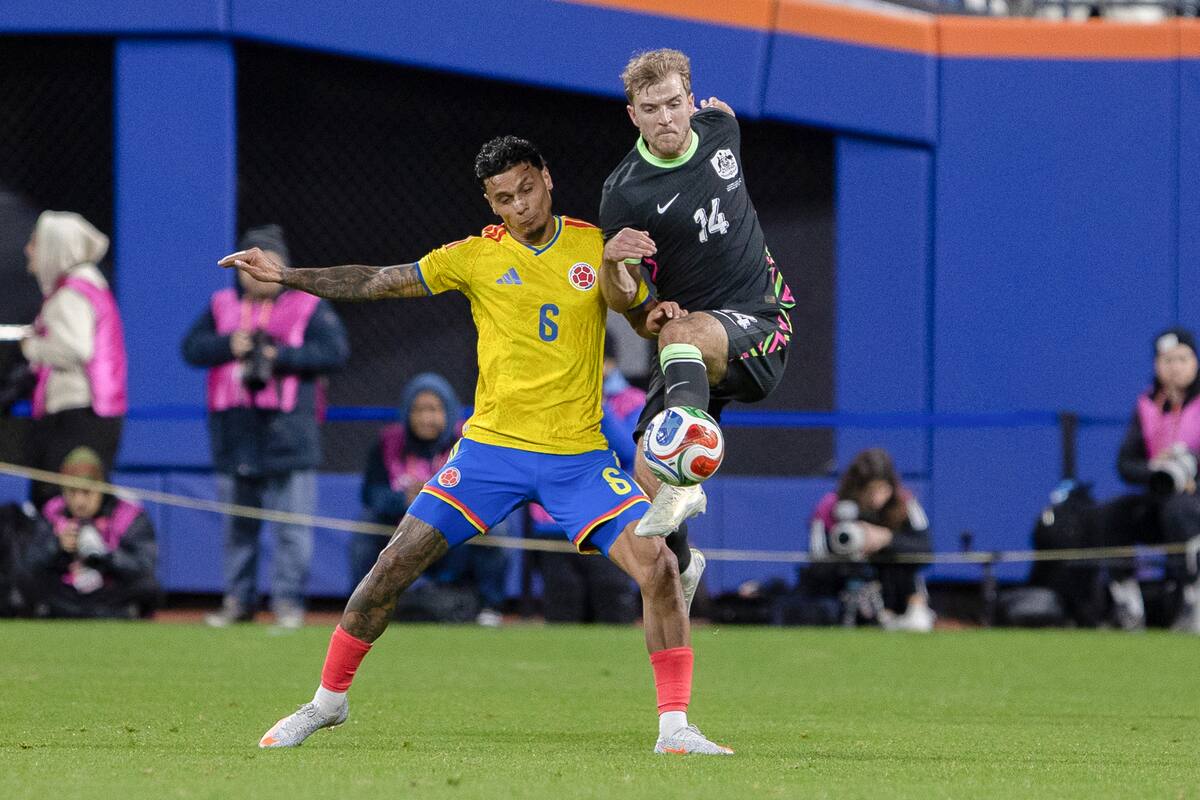 AMDEP9223. NUEVA YORK (ESTADOS UNIDOS), 18/11/2025.- Richard Rios (i) de Colombia disputa el balón con Riley McGree de Australia, en un partido amistoso entre las selecciones de Colombia y Australia en el estadio Citi Field, en Nueva York (Estados Unidos). EFE/ Angel Colmenares