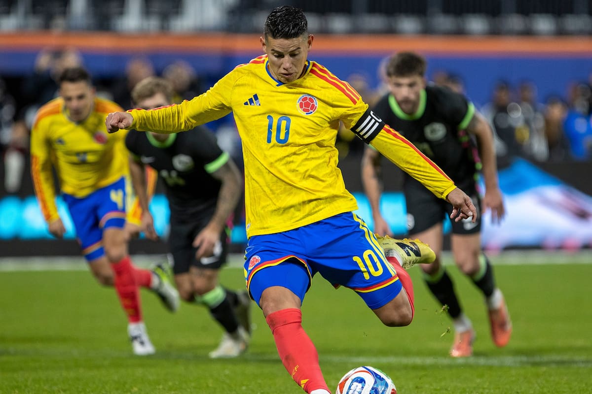 AMDEP9223. NUEVA YORK (ESTADOS UNIDOS), 18/11/2025.- James Rodríguez de Colombia patea un penalti este martes, en un partido amistoso entre las selecciones de Colombia y Australia en el estadio Citi Field, en Nueva York (Estados Unidos). EFE/ Angel Colmenares