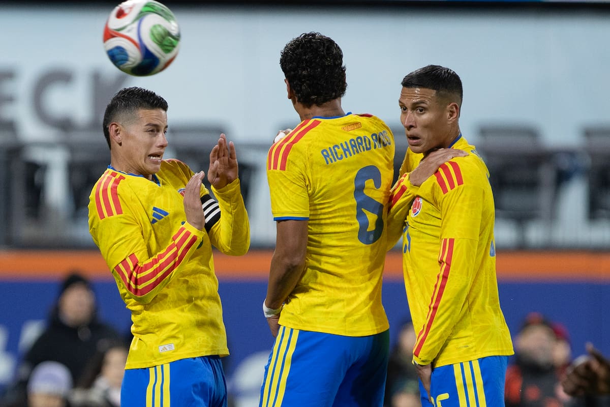 AMDEP9223. NUEVA YORK (ESTADOS UNIDOS), 18/11/2025.- James Rodríguez (i), Richard Rios (c) y Juan Portilla saltan en la barrera este martes, en un partido amistoso entre las selecciones de Colombia y Australia en el estadio Citi Field, en Nueva York (Estados Unidos). EFE/ Angel Colmenares
