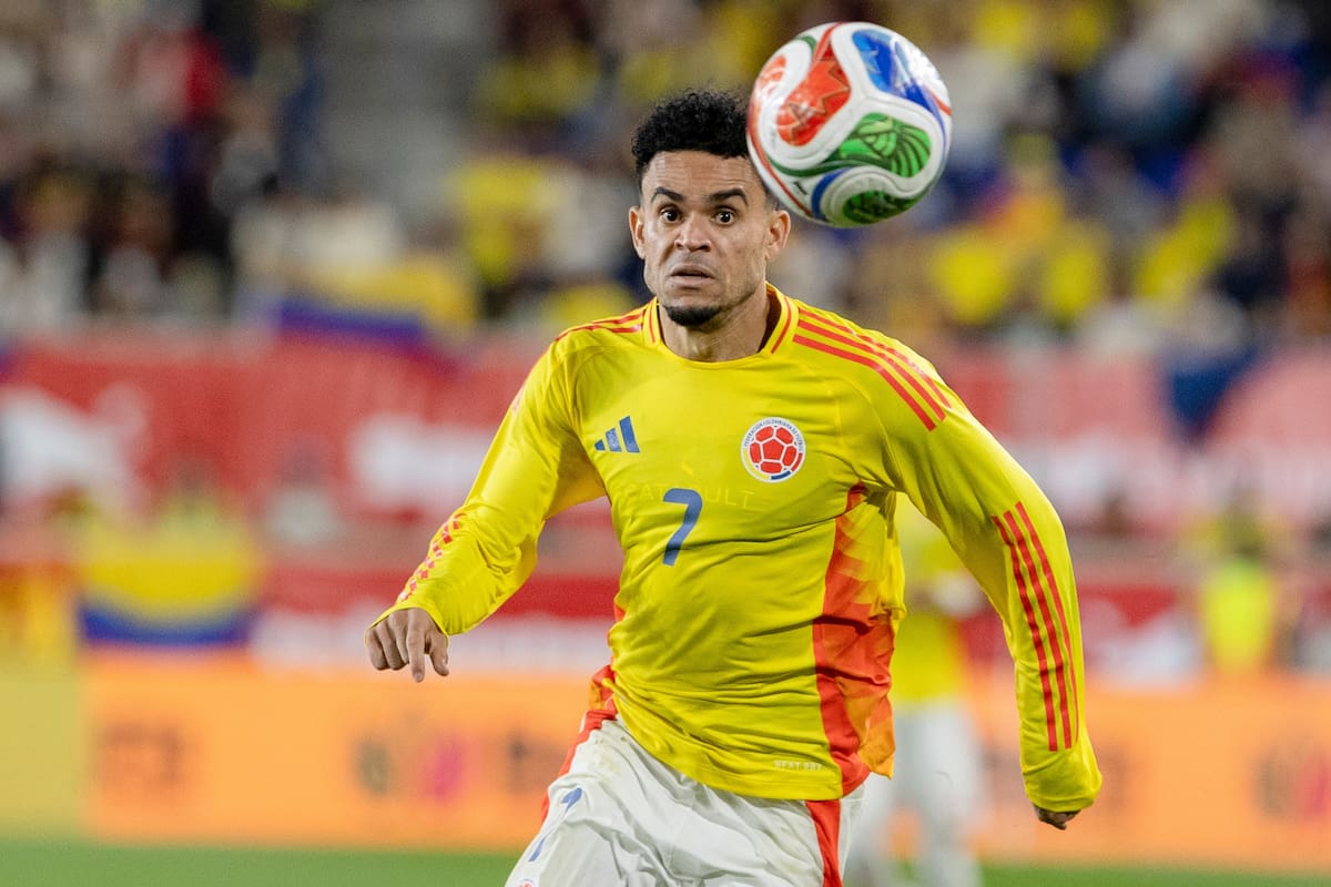 AMDEP6475. NUEVA JERSEY (ESTADOS UNIDOS), 14/10/2025.- Luis Díaz de Colombia controla el balón este martes, en un partido amistoso entre Colombia y Canadá en el estadio Red Bull Arena, en Nueva Jersey (Estados Unidos). EFE/ Ángel Colmenares