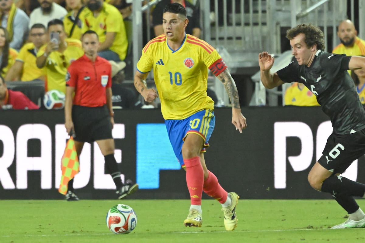 AME9457. FORT LAUDERDALE (ESTADOS UNIDOS), 15/11/2025.- James Rodríguez (i) de Colombia disputa un balón con Joe Bell de Nueva Zelanda este sábado, en un partido amistoso entre las selecciones de Colombia y Nueva Zelanda en el Chase Stadium, en Fort Lauderdale (Estados Unidos). EFE/ Giorgio Viera