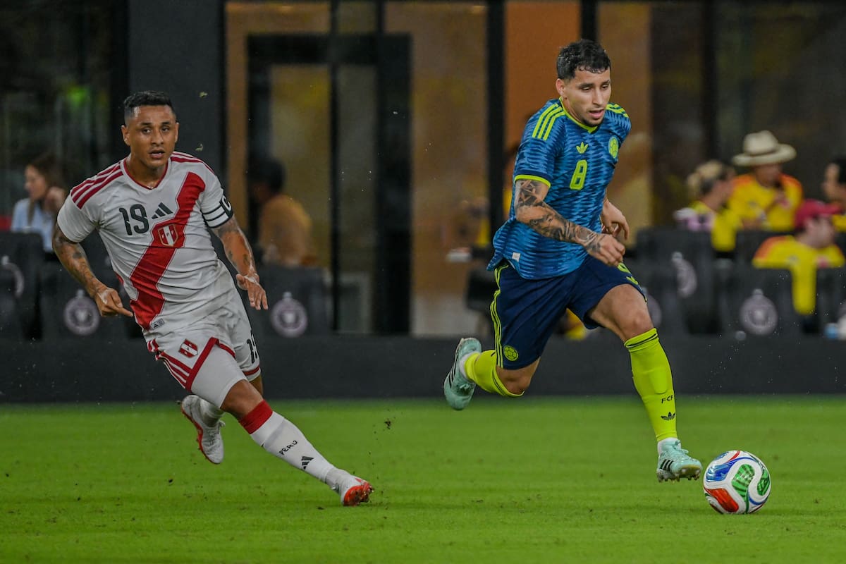 AME3628. MIAMI (ESTADOS UNIDOS), 07/10/2026.- Fotografía cedida por la Federación Colombiana de Fútbol (FCF) que muestra a Gustavo Puerta (d) de Colombia disputando el balón con Yoshimar Yotún de Perú este martes, en un partido Amistoso Internacional entre Colombia y Perú en el estadio NU, en Miami (Estados Unidos). EFE/ Federación Colombiana de Fútbol (FCF) /SOLO USO EDITORIAL/NO VENTAS/SOLO DISPONIBLE PARA ILUSTRAR LA NOTICIA QUE ACOMPAÑA (CRÉDITO OBLIGATORIO)