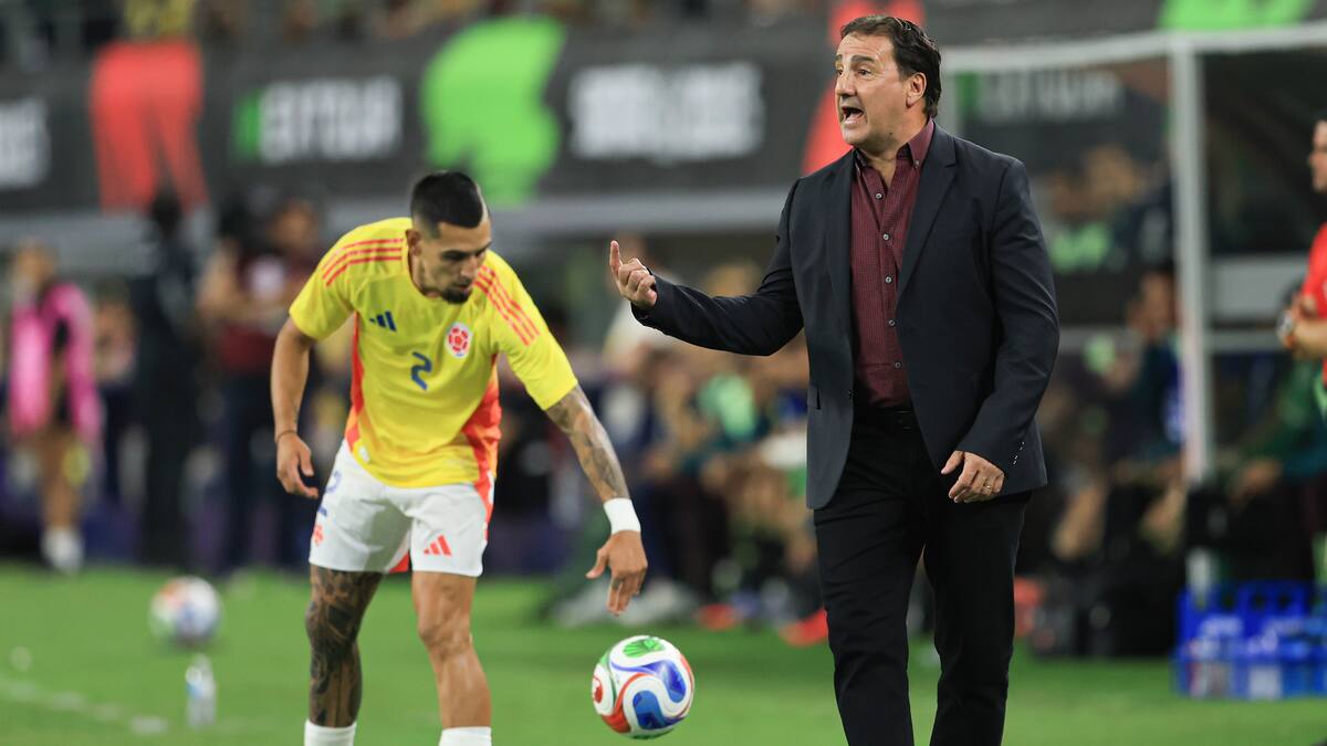 AMDEP6151. ARLINGTON (ESTADOS UNIDOS), 11/10/2025.- El entrenador de Colombia, Néstor Lorenzo (d), dirige este sábado, durante un partido de preparación para la Copa Mundial 2026 entre México y Colombia en el estadio AT&T en Arlington (EE.UU.). EFE/ Carlos Ramírez