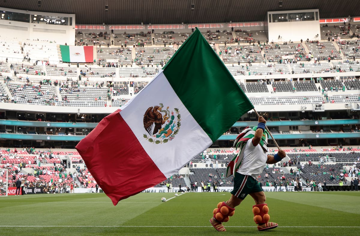 AME8541. CIUDAD DE MÉXICO (MÉXICO), 28/03/2026.- Una persona disfrazada agita una bandera de México este sábado, durante un partido amistoso entre México y Portugal en el estadio Banorte de Ciudad de México (México). EFE/ José Méndez