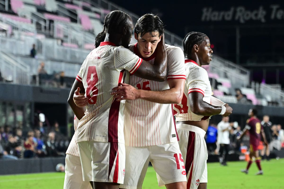AMDEP9281. FORT LAUDERDALE (ESTADOS UNIDOS), 18/11/2025.- Jugadores de Canadá celebran un gol, en un partido amistoso entre las selecciones de Venezuela y Canadá en el Chase Stadium, en Fort Lauderdale (Estados Unidos). EFE/ Giorgio Viera