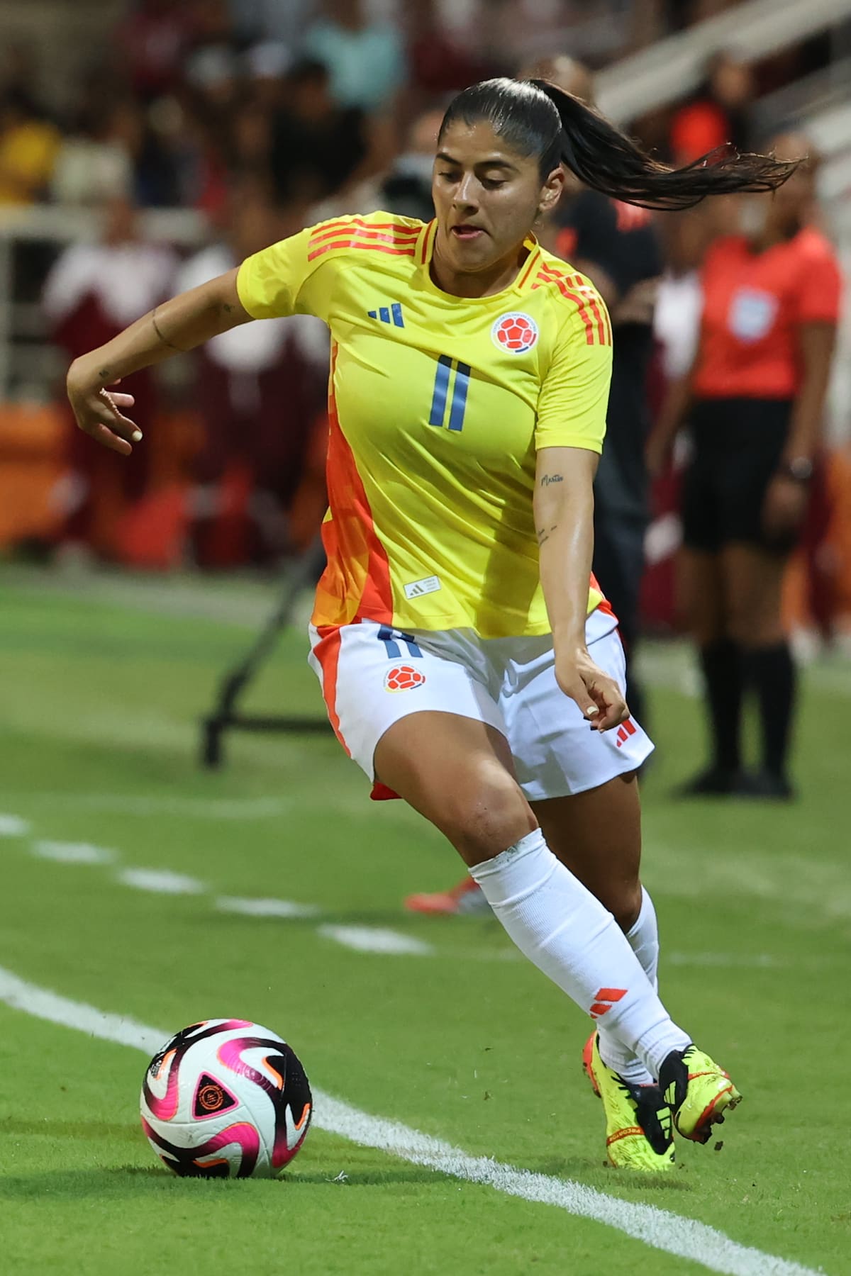 AMDEP2870. BARQUISIMETO (VENEZUELA), 30/05/2024.- Catalina Usme de Colombia controla el balón este jueves, en un partido amistoso internacional entre las selecciones femeninas de Venezuela y Colombia, en el estadio Metropolitano de Lara en Barquisimeto (Venezuela). EFE/ Miguel Gutiérrez