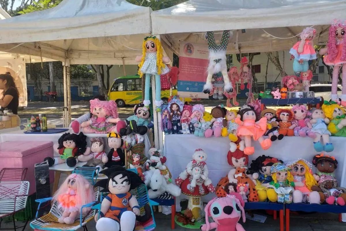 El stand de ventas de Ana reúne muñecas de trapo elaboradas por mujeres migrantes, un emprendimiento que nació como refugio y hoy es comunidad.