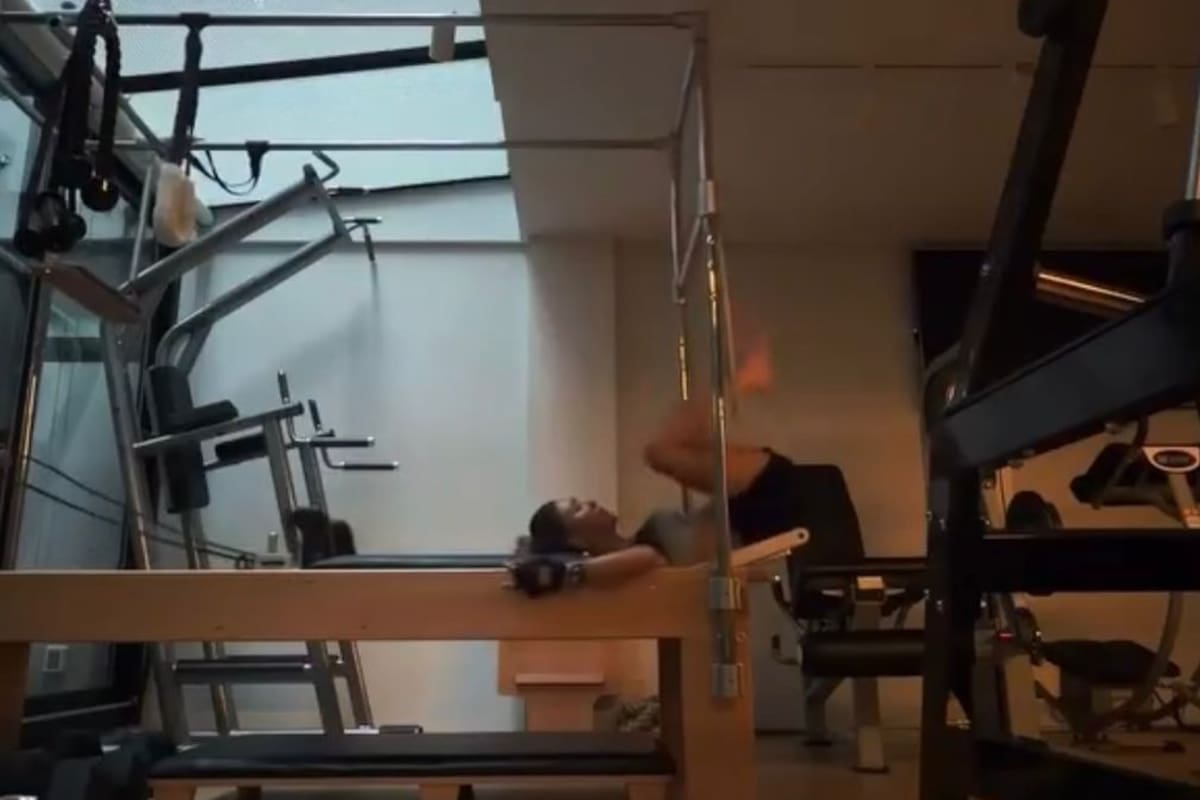 Anahí compartió el momento de la caída que sufrió durante una rutina de pilates y confirmó después que el accidente no le dejó lesiones grave.
Foto tomada de: Pantallazo de video en X