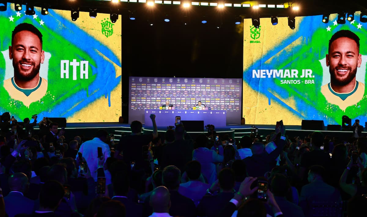 AME2679. RÍO DE JANEIRO (BRASIL), 18/05/2026.- Personas celebran el llamado del futbolista Neymar para el Mundial 2026, tras más de dos años y medio ausente de la Canarinha, por parte del seleccionador de Brasil, el italiano Carlo Ancelotti (i), este lunes, en Río de Janeiro (Brasil). EFE/ Andre Coelho