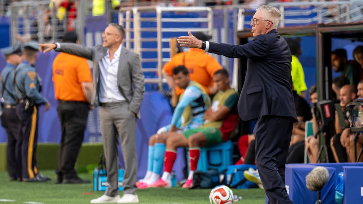 El seleccionador de Brasil, Carlo Ancelotti (d), reacciona este sábado durante un partido del Grupo C del Mundial 2026 ante Marruecos en el estadio MetLife en Nueva Jersey (Estados Unidos). EFE/ Ángel Colmenares
