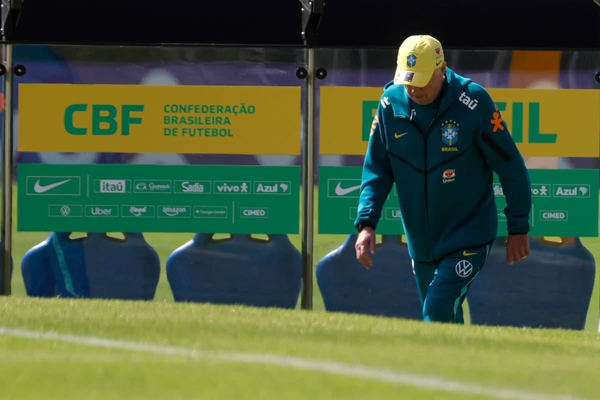 AME6121. TERESÓPOLIS (BRASIL), 28/05/2026.- El seleccionador de Brasil, Carlo Ancelotti, participa durante un entrenamiento este jueves, en la Granja Comary, en Teresópolis (Brasil). Ancelotti, y el exseleccionador Luiz Felipe Scolari, campeón en el Mundial 2002, intercambiaron impresiones a pie de campo en el segundo entrenamiento de la Canarinha con vistas al amistoso del domingo contra Panamá, en el que no participó Neymar por estar lesionado. EFE/ Antonio Lacerda