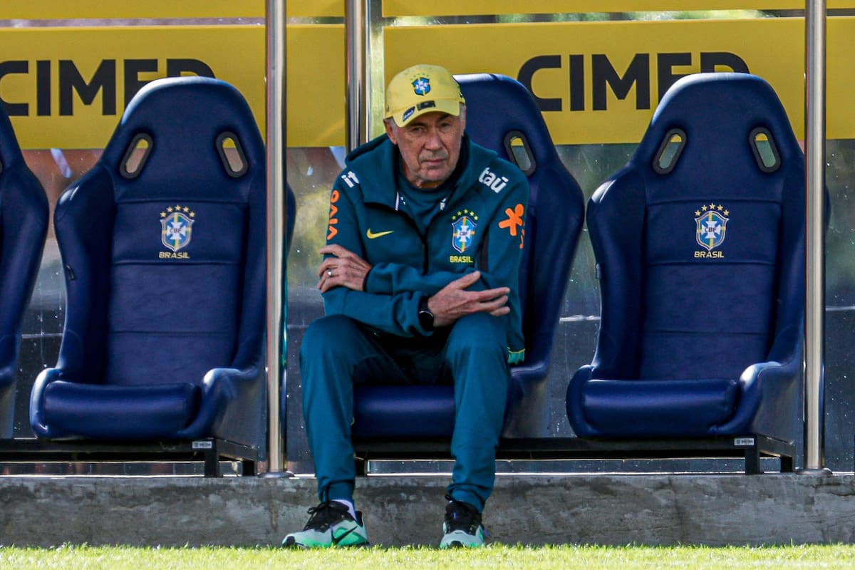 AME6134. TERESÓPOLIS (BRASIL), 28/05/2026.- El seleccionador de Brasil, Carlo Ancelotti, observa a los jugadores durante un entrenamiento este jueves, en la Granja Comary, en Teresópolis (Brasil). Ancelotti, y el exseleccionador Luiz Felipe Scolari, campeón en el Mundial 2002, intercambiaron impresiones a pie de campo en el segundo entrenamiento de la Canarinha con vistas al amistoso del domingo contra Panamá, en el que no participó Neymar por estar lesionado. EFE/ Antonio Lacerda