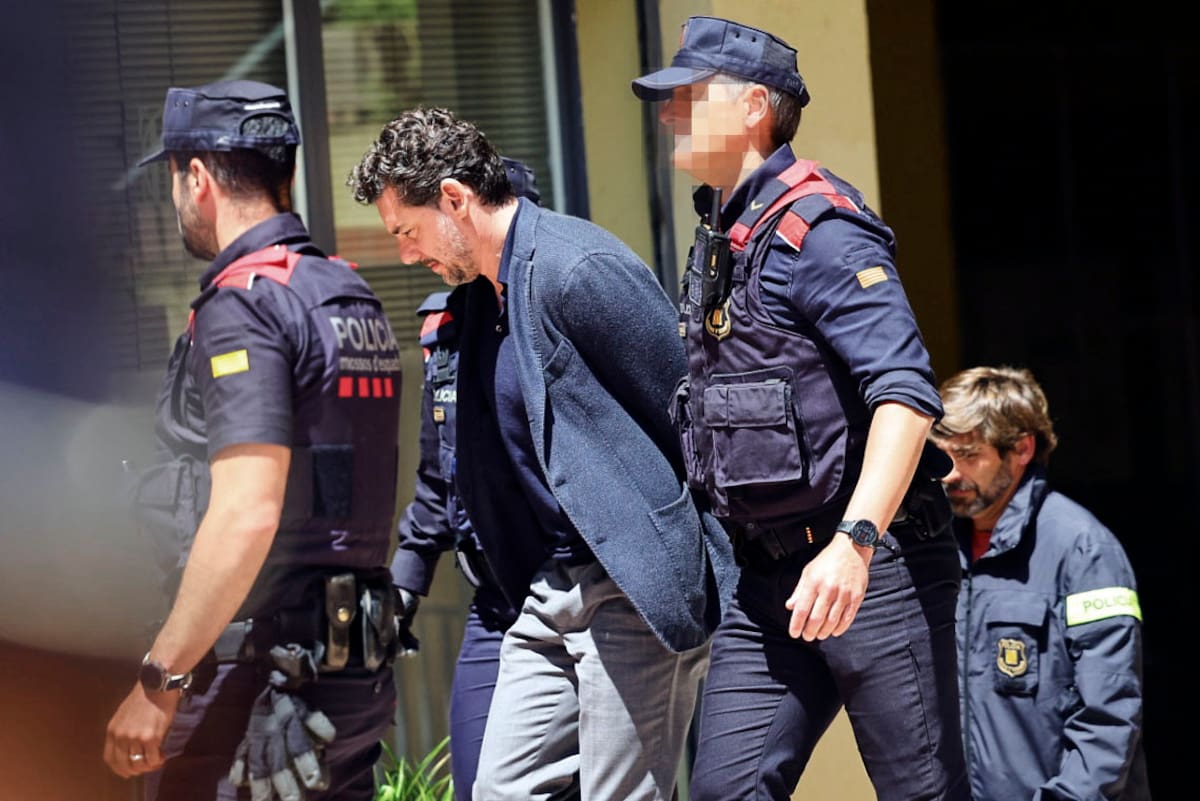 FOTODELDÍA - . MARTORELL (BARCELONA), 19/05/2026.- Jonathan Andic, hijo del fundador de Mango, Isak Andic, ha llegado poco antes de la una del mediodía a los juzgados de Martorell (Barcelona) para comparecer ante la jueza que instruye la causa por la muerte del empresario, tras ser detenido esta mañana por los Mossos d'Esquadra. EFE/Alejandro García