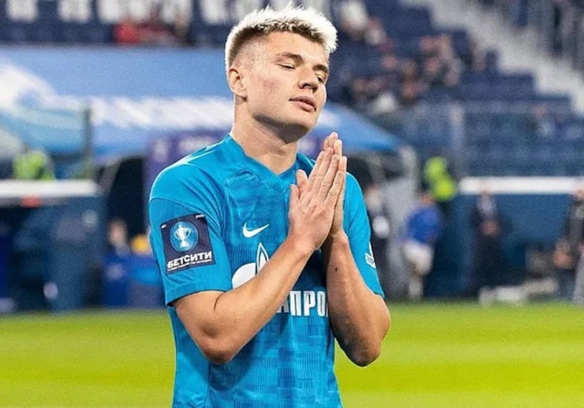 El futbolista de 27 años pudo escapar milagrosamente gracias a la intervención de otro deportista, el jugador de hockey Alexandr Grakun. /FOTO: EFE