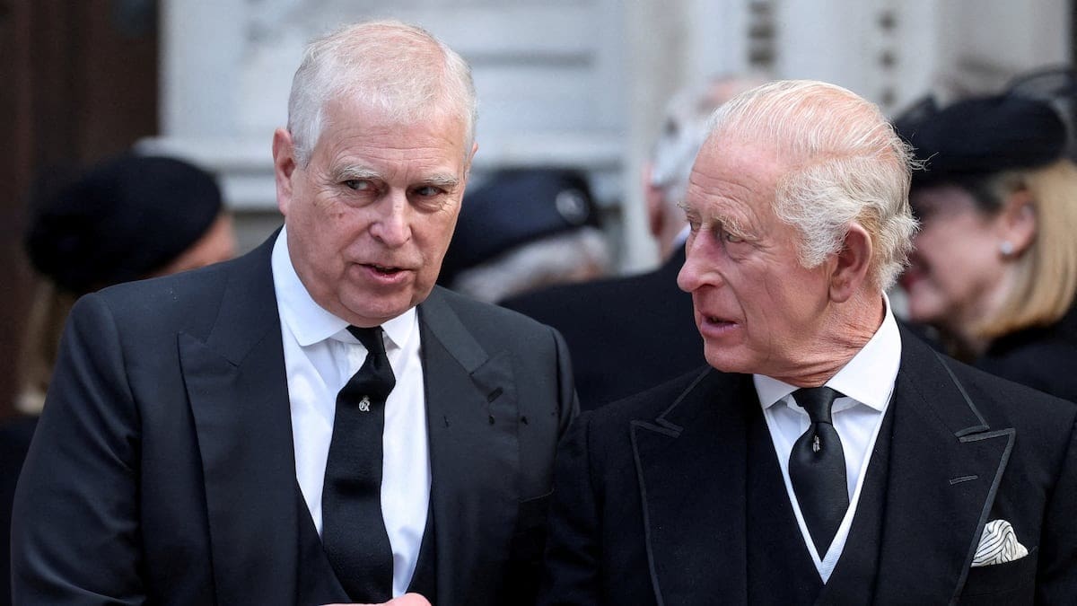 Andrés Mountbatten-Windsor y su hermano el rey británico Carlos III.
FOTO: A.P.I.