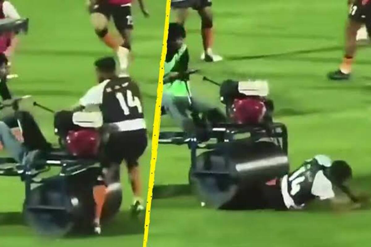 El futbolista inglés, Andros Townsend, intentaba alcanzar un balón cuando terminó en el recorrido del vehículo que trabajaba sobre el césped.