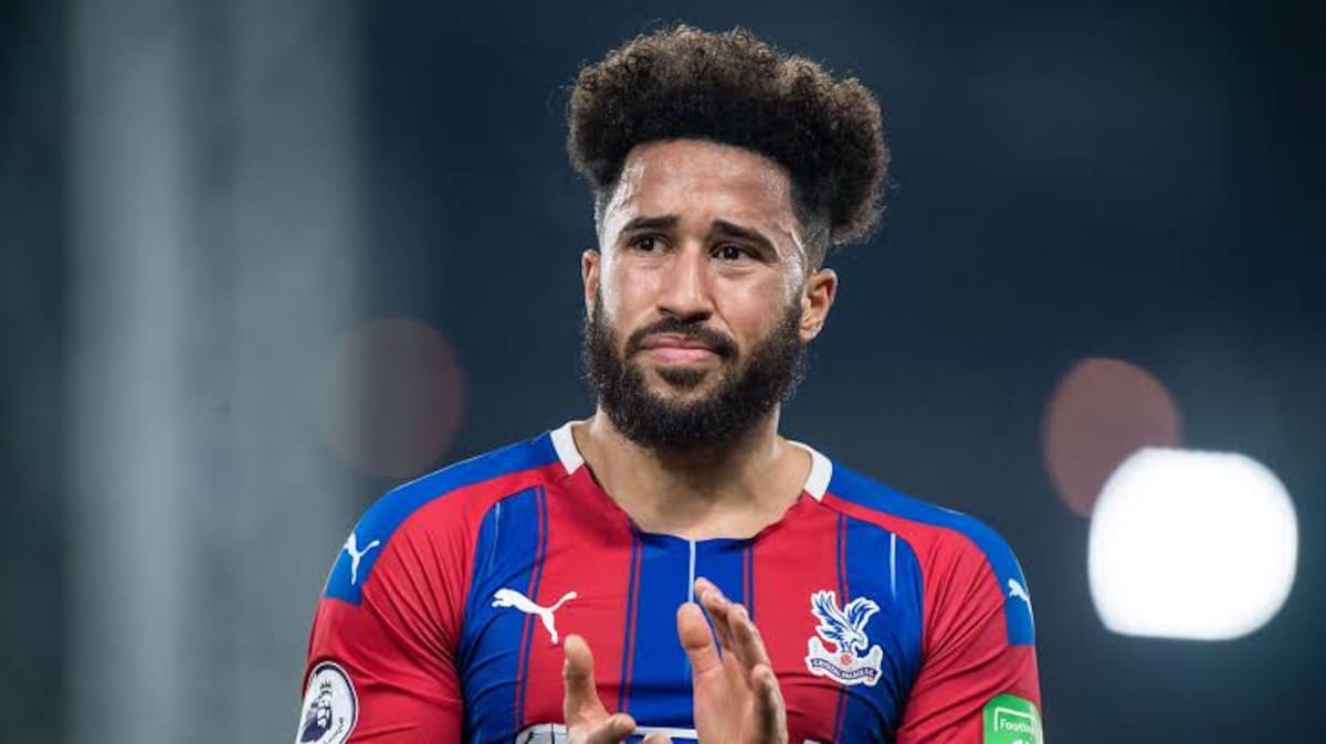 El futbolista inglés Andros Townsend sufrió un insólito accidente durante el medio tiempo de un partido de la Primera División de Tailandia.