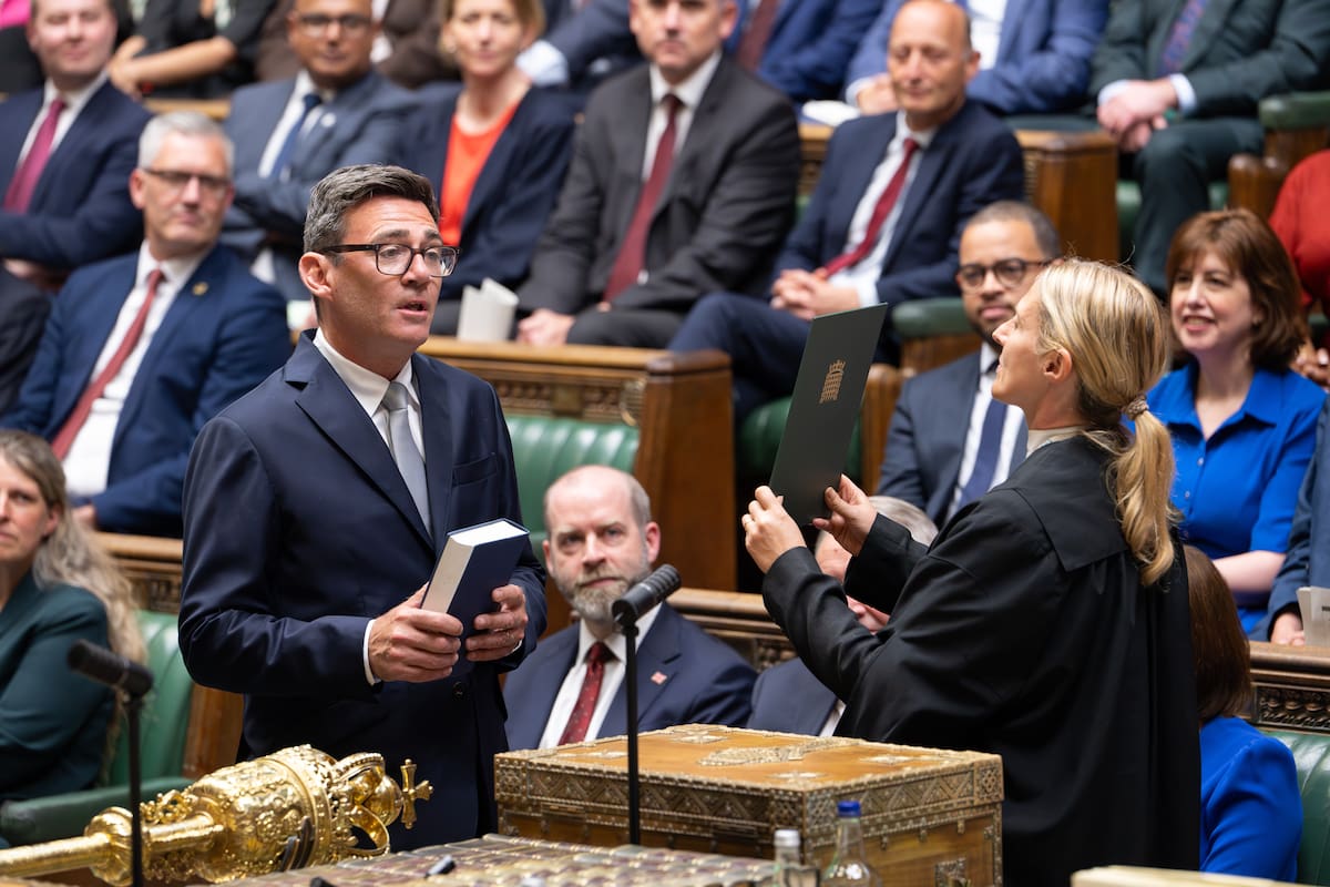 Andy Burnham jura su cargo como miembro del Parlamento por Makerfield en la Cámara de los Comunes, Londres, Gran Bretaña, el 22 de junio de 2026. La ceremonia se celebra tras la dimisión del primer ministro Keir Starmer.
