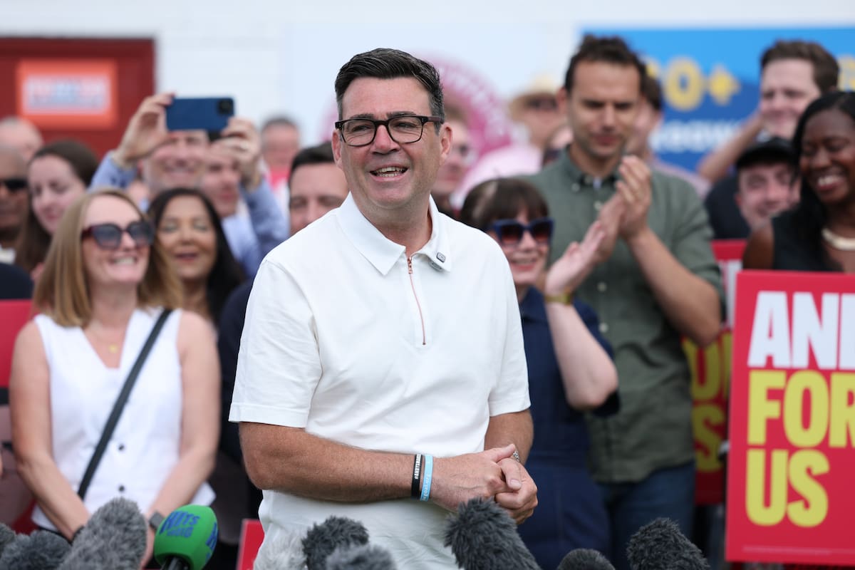 El exalcalde de Mánchester, Andy Burnham, en un mitin con sus simpatizantes tras lograr un escaño como diputado en la Cámara de los Comunes, el pasado viernes 19 de junio en Wigan (Reino Unido). EFE/EPA/ADAM VAUGHAN