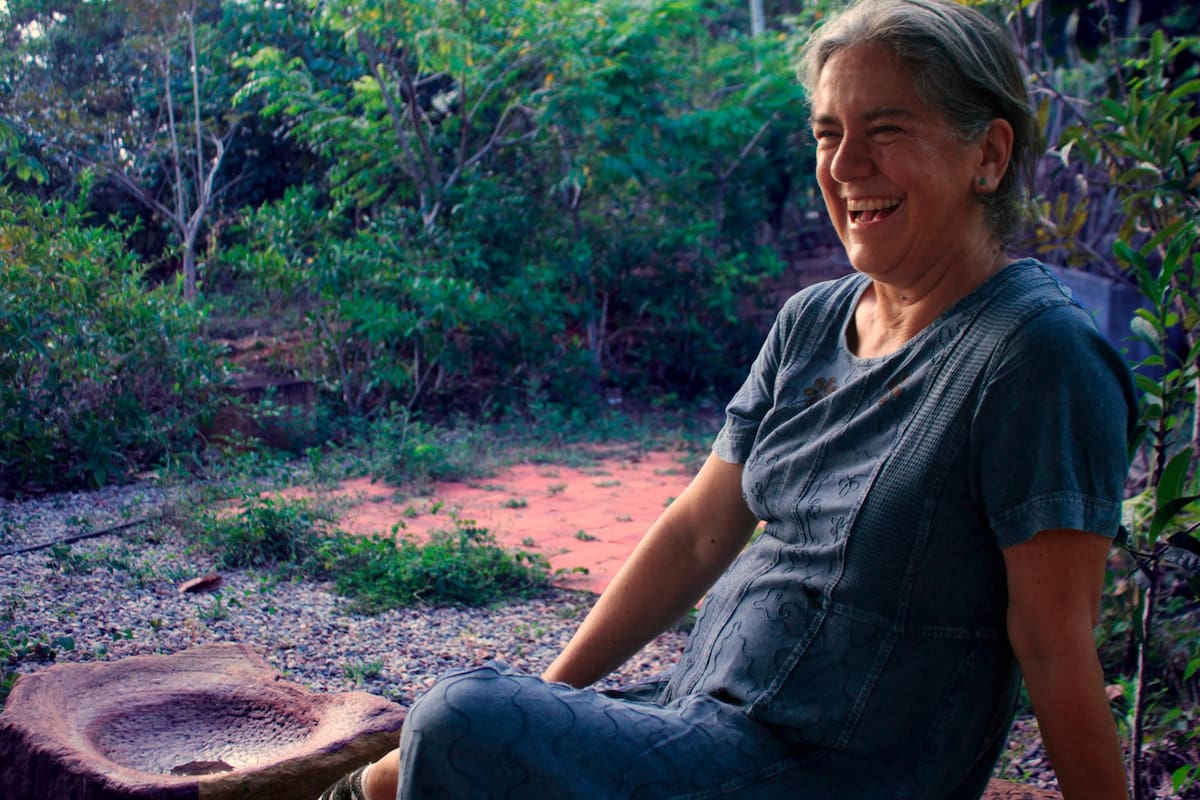 La artista y arquitecta bogotana Ángela Jiménez, quien lleva más de cuatro décadas viviendo y trabajando en Barichara, Santander. Foto tomada de Internet/VANGUARDIA
