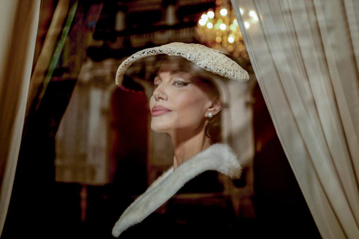Angelina Jolie será la soprano Maria Callas en la próxima película del director chileno Pablo Larraín y hoy se mostraron los primeros fotogramas de la producción, de tono íntimo y renunciando al uso de nuevas pieles en su vestuario. EFE / VANGUARDIA
