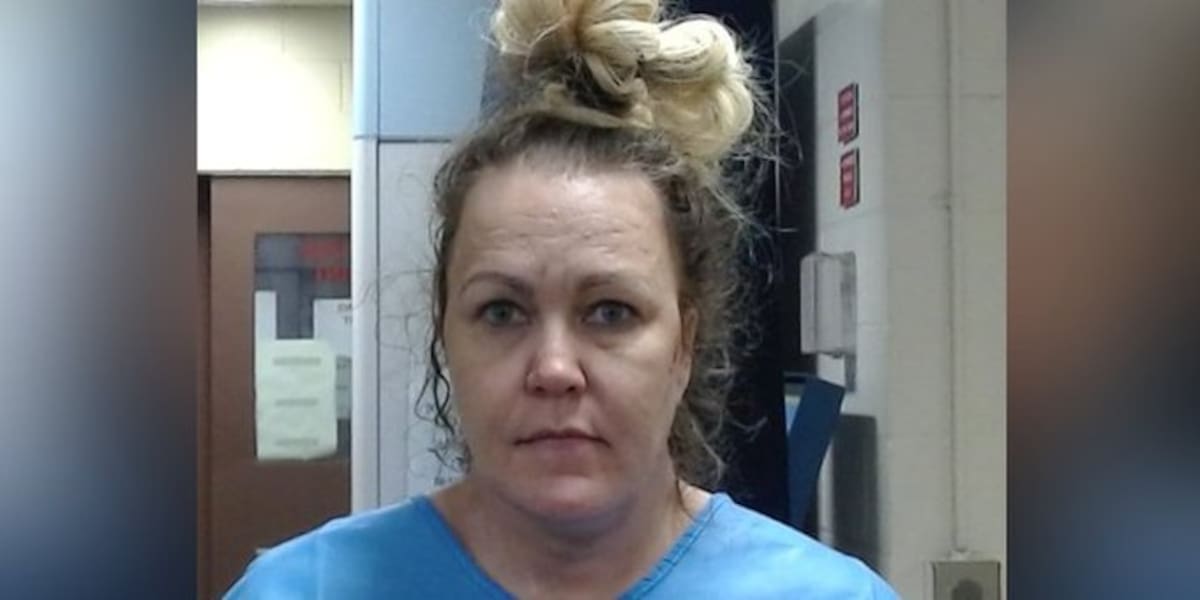 La exconductora de televisión Angelynn Mock, de 47 años, fue arrestada en Wichita, Kansas, acusada de asesinar a su madre, Anita Avers, de 80 años, tras recibir múltiples puñaladas.