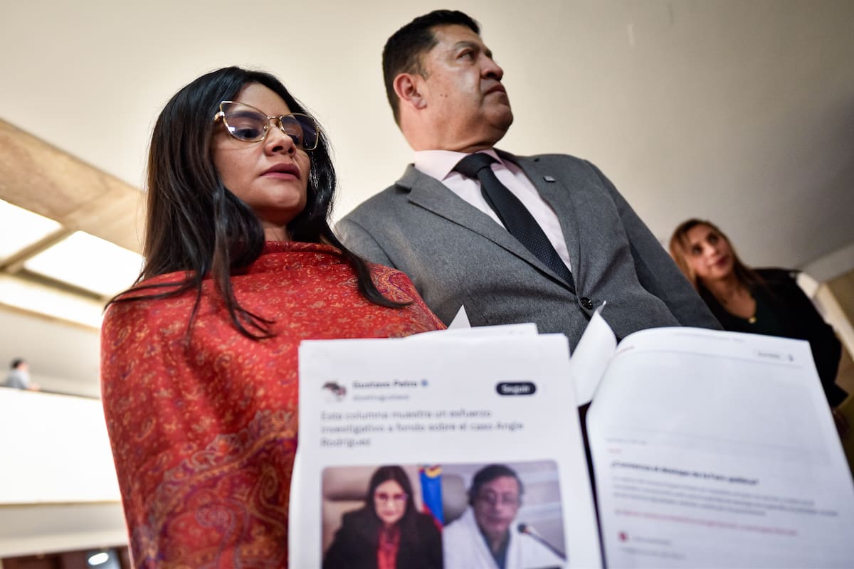 Bogotá. Julio 29 de 2026. Angie Rodríguez presentó una denuncia contra el presidente Gustavo Petro ante la Comisión de Investigación y Acusación de la Cámara de Representantes. La acción fue radicada en compañía de su apoderado, el abogado Wilson Ruiz. (Colprensa - Cristian Bayona).