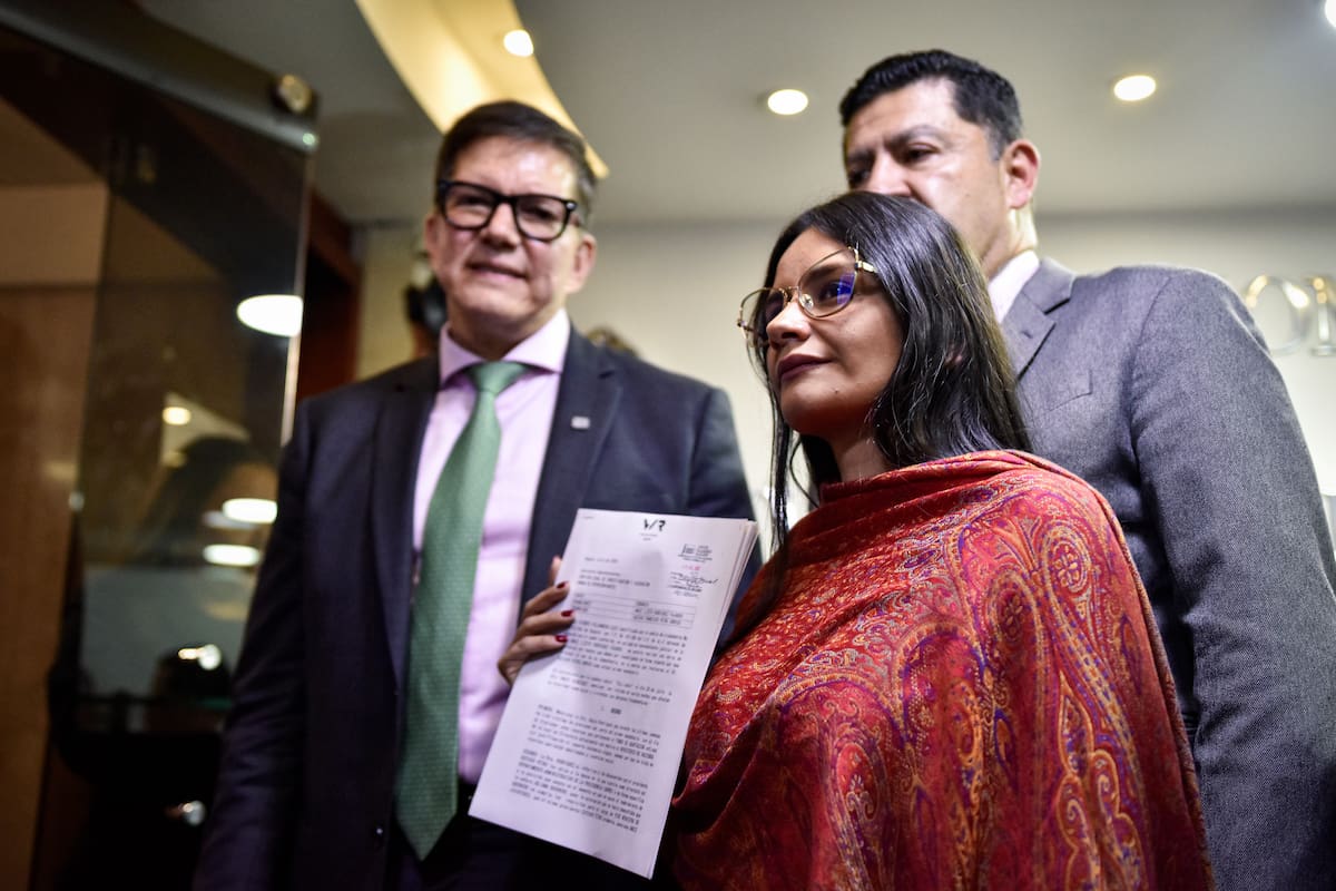 Bogotá. Julio 29 de 2026. Angie Rodríguez presentó una denuncia contra el presidente Gustavo Petro ante la Comisión de Investigación y Acusación de la Cámara de Representantes. La acción fue radicada en compañía de su apoderado, el abogado Wilson Ruiz. (Colprensa - Cristian Bayona).